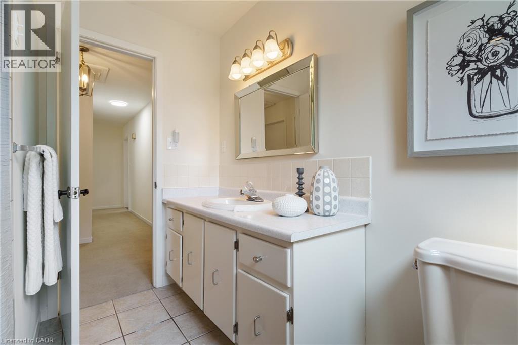 Photo 17 of 3120 Bentworth Drive, Burlington ON