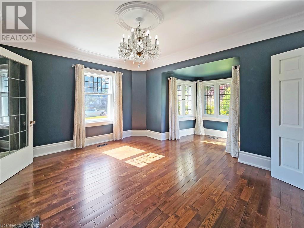 Photo 11 of 14 Robinson Street S, Grimsby ON