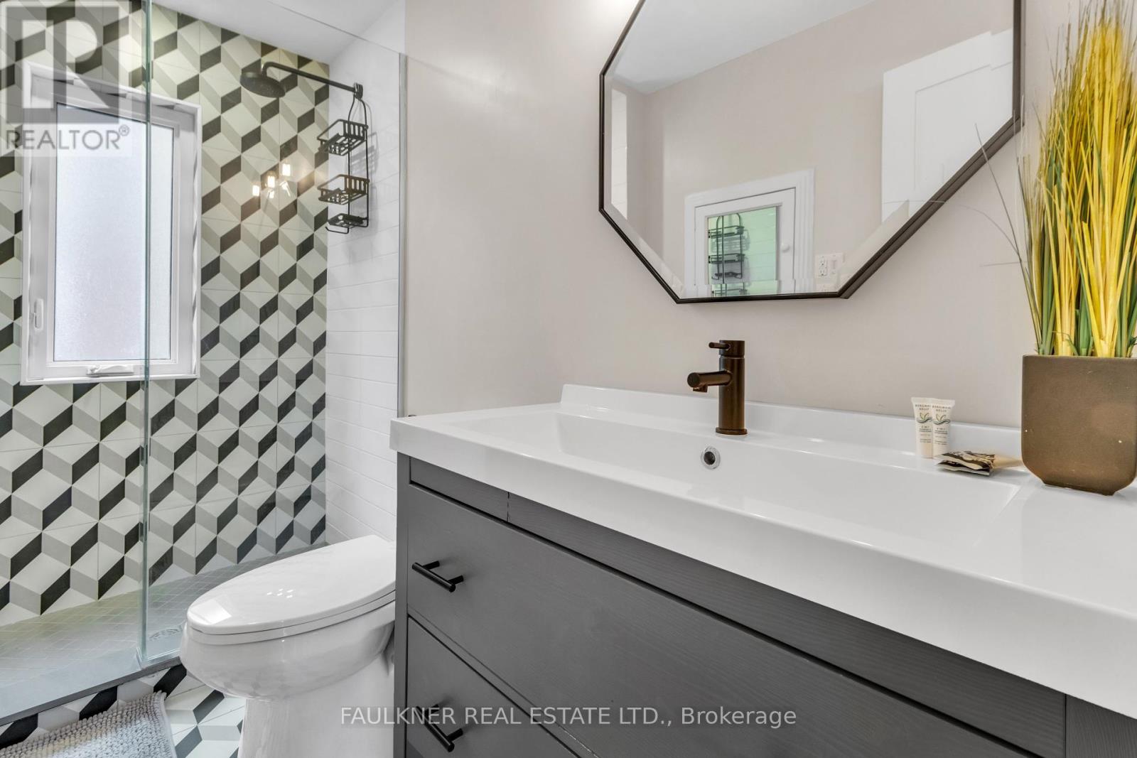 Photo 7 of 39 Newton Street, Ottawa ON