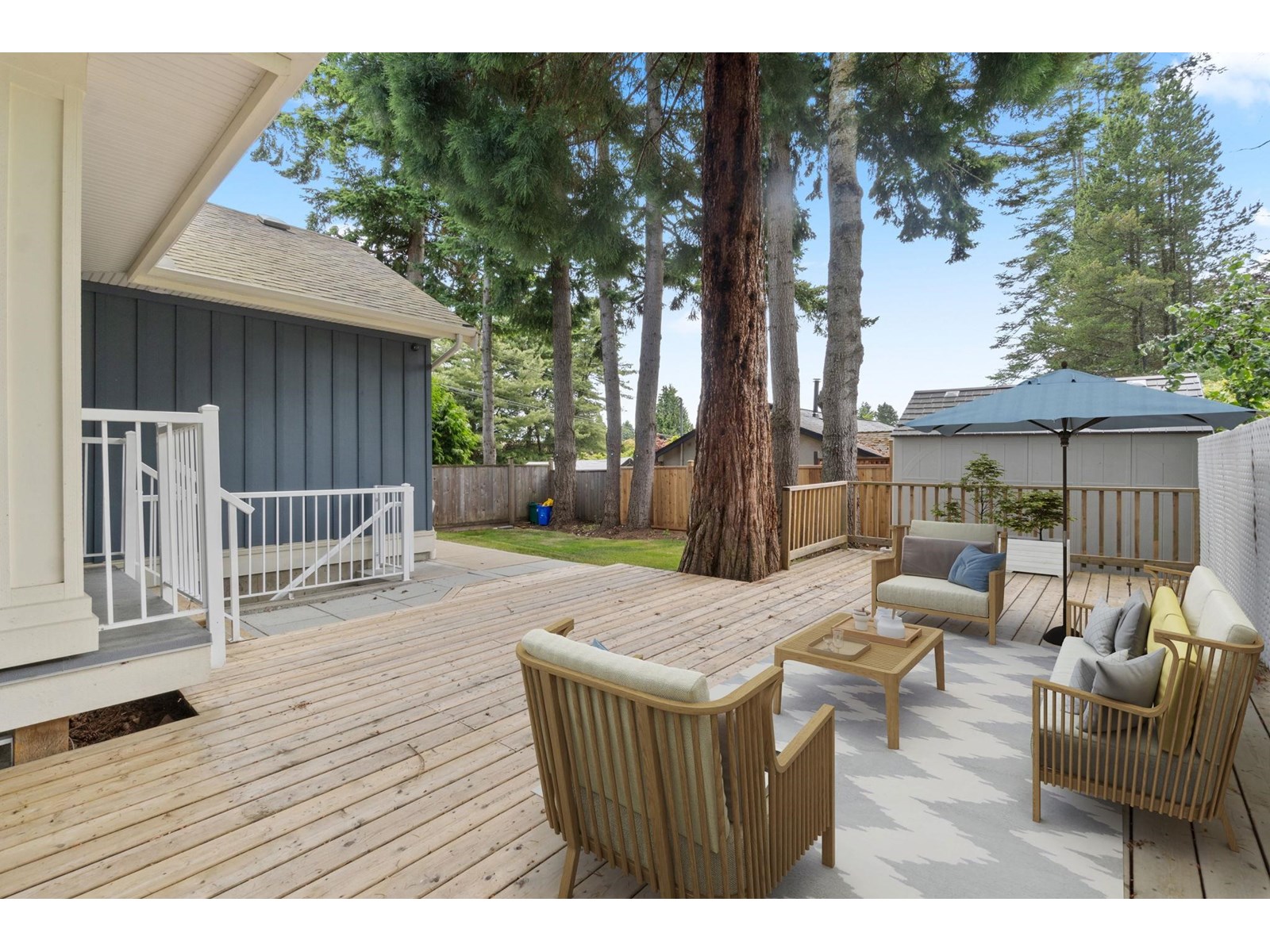 Photo 9 of 13668 North Bluff Road, White Rock BC