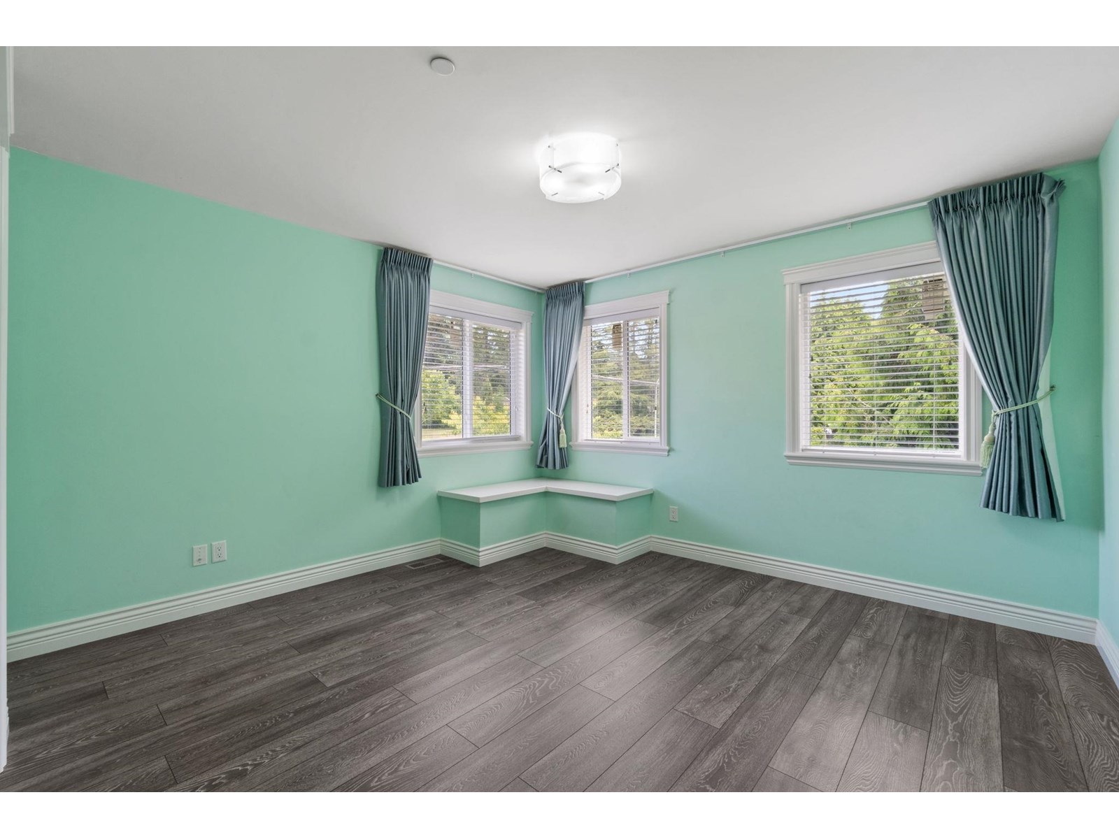 Photo 17 of 13668 North Bluff Road, White Rock BC