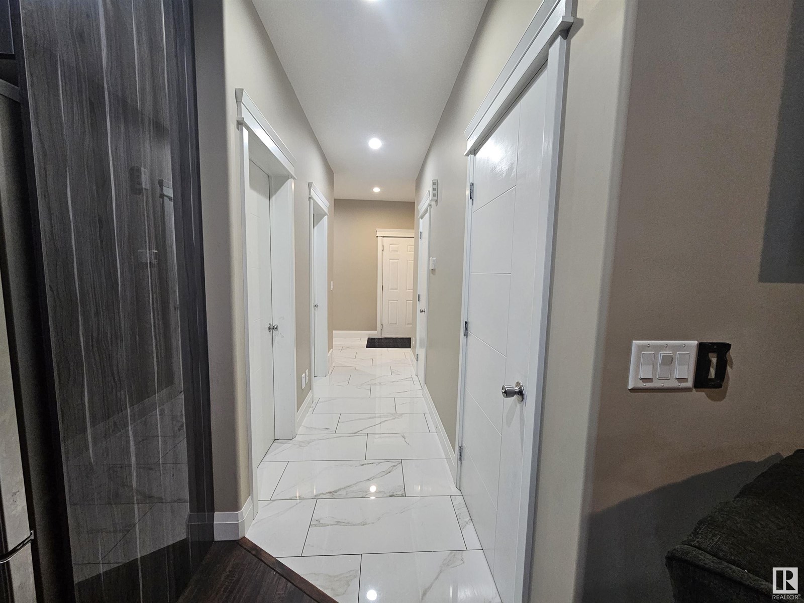 Photo 10 of 2518 22 Av Nw, Edmonton AB