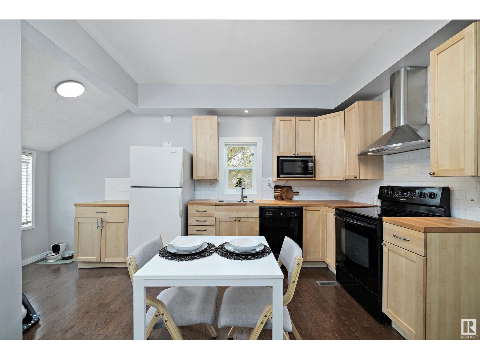 Photo 10 of 8702 92 A Av Nw, Edmonton AB