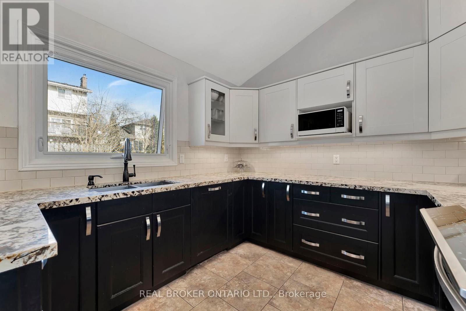 Photo 8 of 52 Beckett Drive, Brantford ON