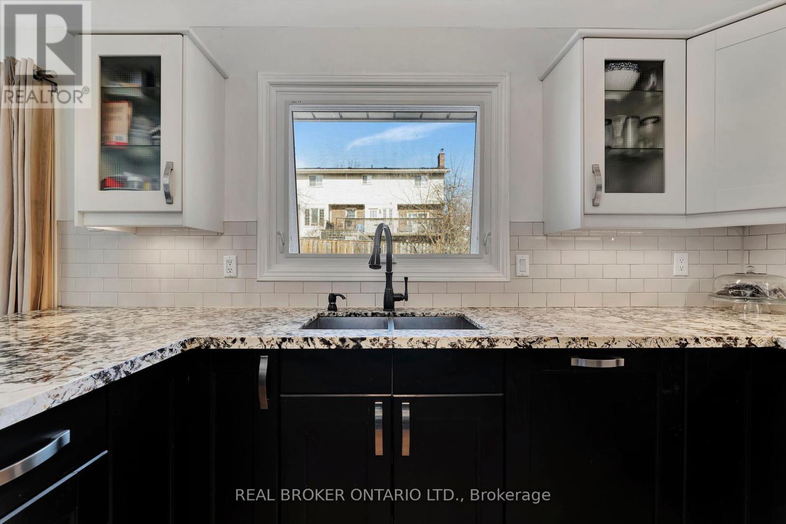 Photo 26 of 52 Beckett Drive, Brantford ON
