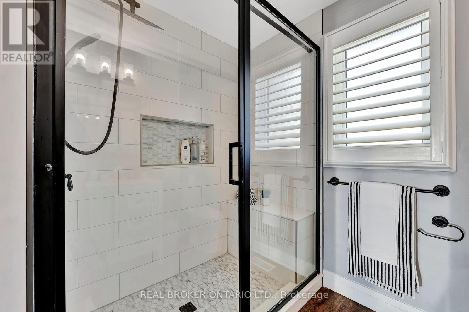 Photo 18 of 52 Beckett Drive, Brantford ON