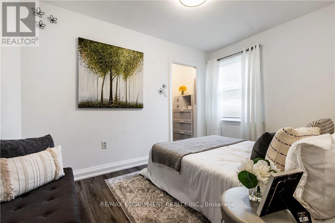 Photo 40 of 75 Mcelroy Road E, Hamilton ON