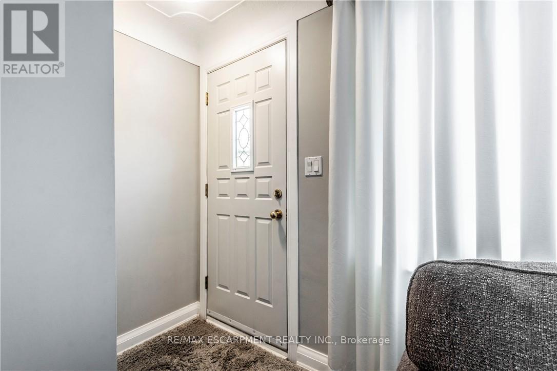 Photo 10 of 75 Mcelroy Road E, Hamilton ON