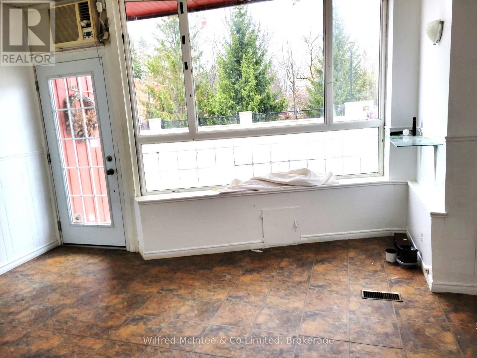 Photo 7 of 215 Garafraxa Street N, West Grey ON