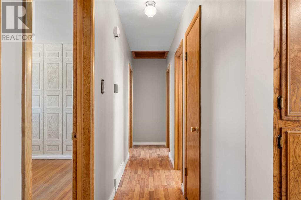 Photo 12 of 43 Canyon Drive Nw, Calgary AB