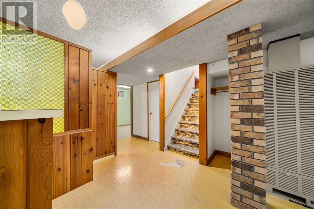 Photo 18 of 43 Canyon Drive Nw, Calgary AB