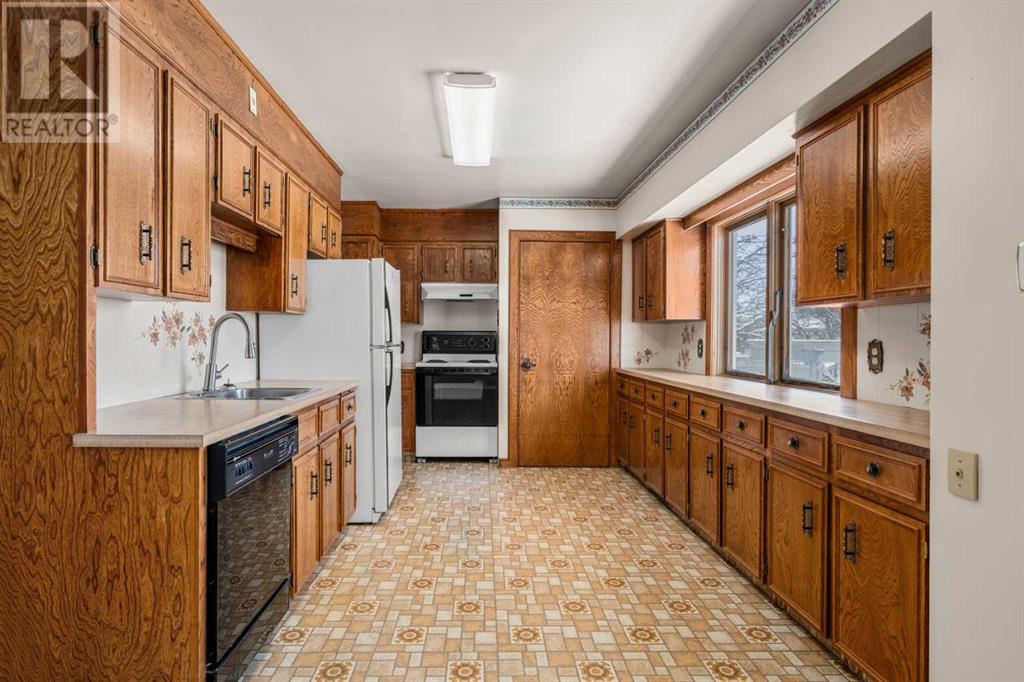 Photo 10 of 43 Canyon Drive Nw, Calgary AB
