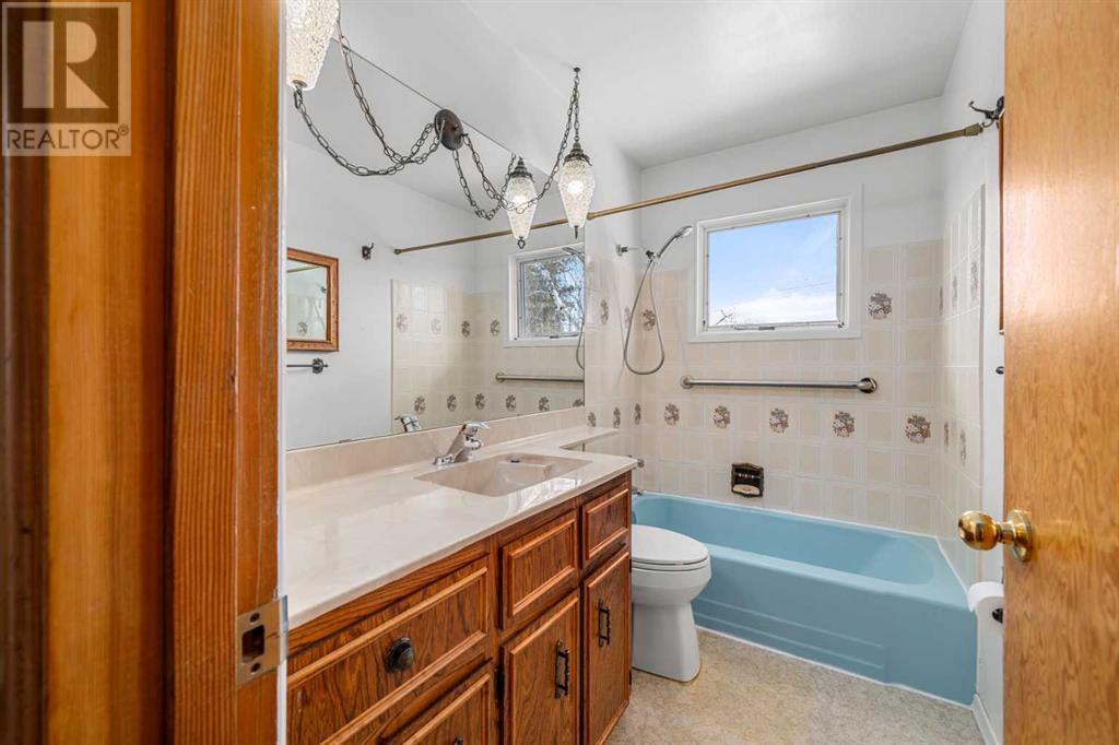 Photo 14 of 43 Canyon Drive Nw, Calgary AB