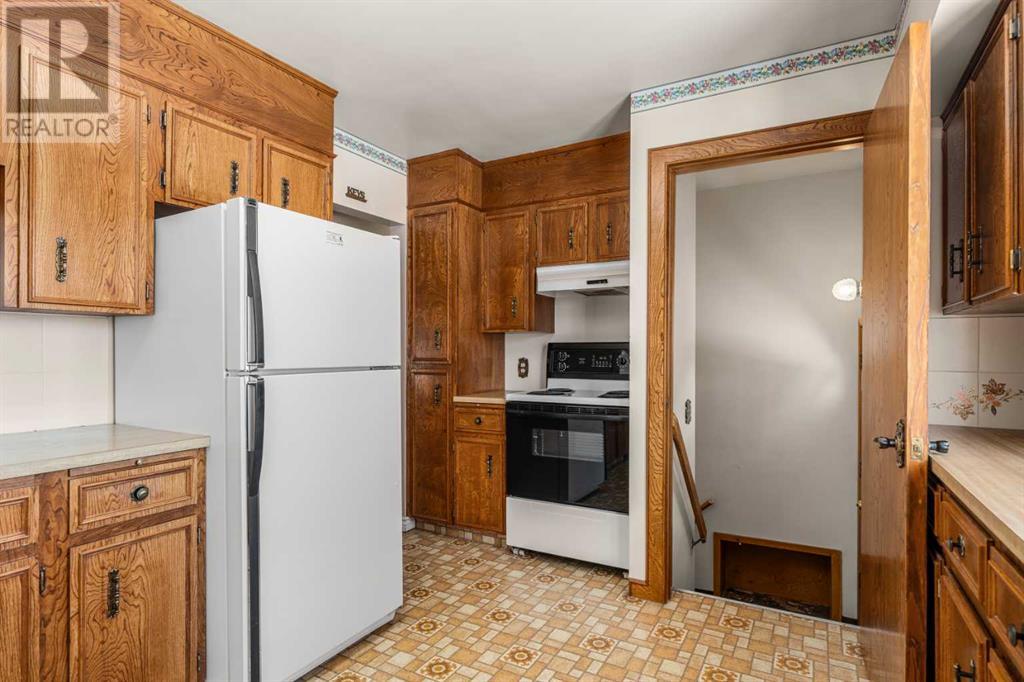 Photo 11 of 43 Canyon Drive Nw, Calgary AB