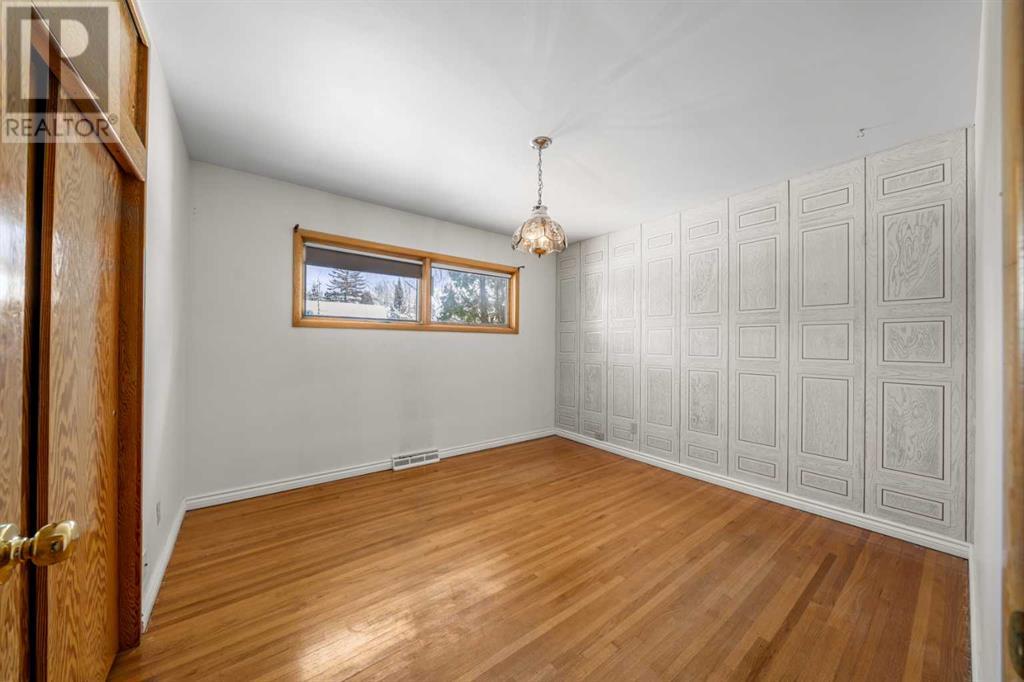 Photo 13 of 43 Canyon Drive Nw, Calgary AB