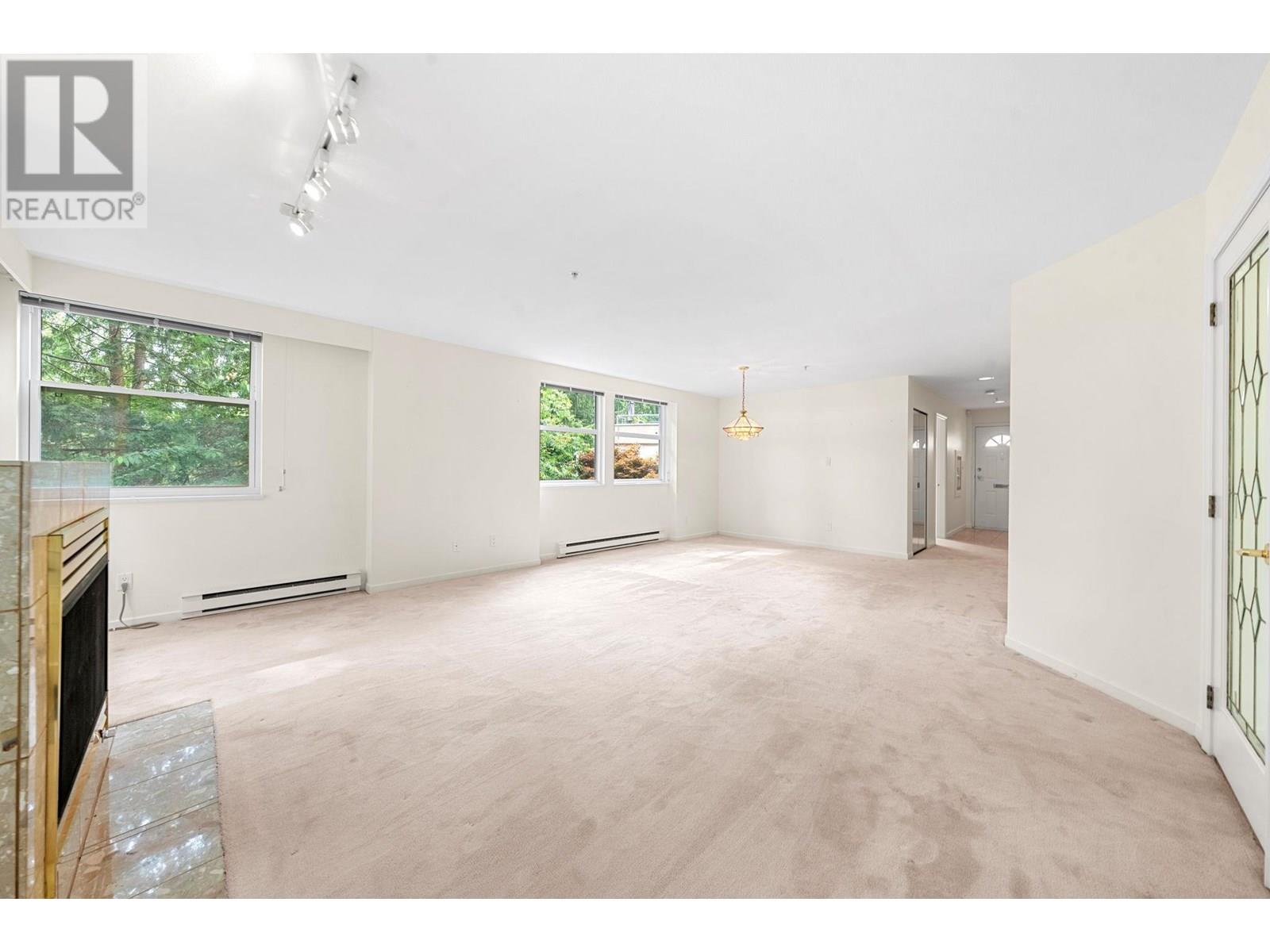 Photo 2 of 13 2425 Edgemont Boulevard, North Vancouver BC