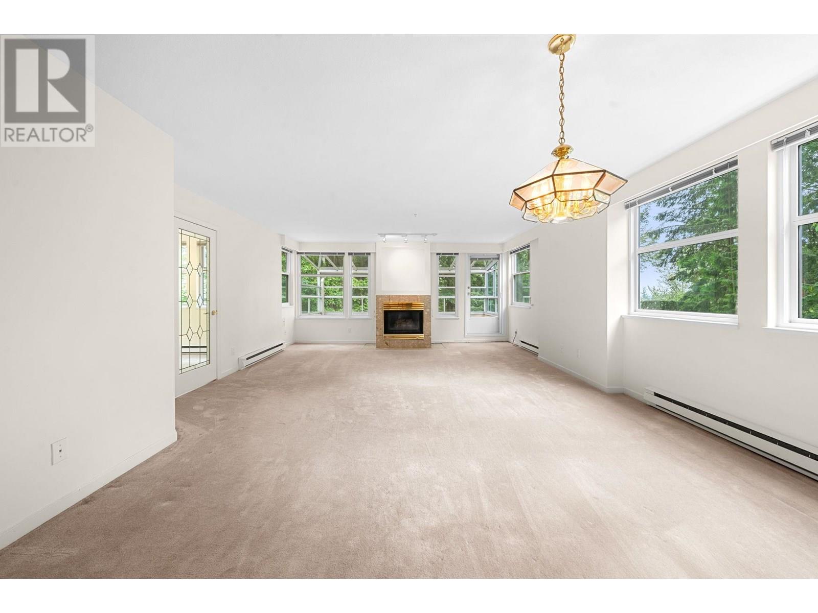Photo 1 of 13 2425 Edgemont Boulevard, North Vancouver BC