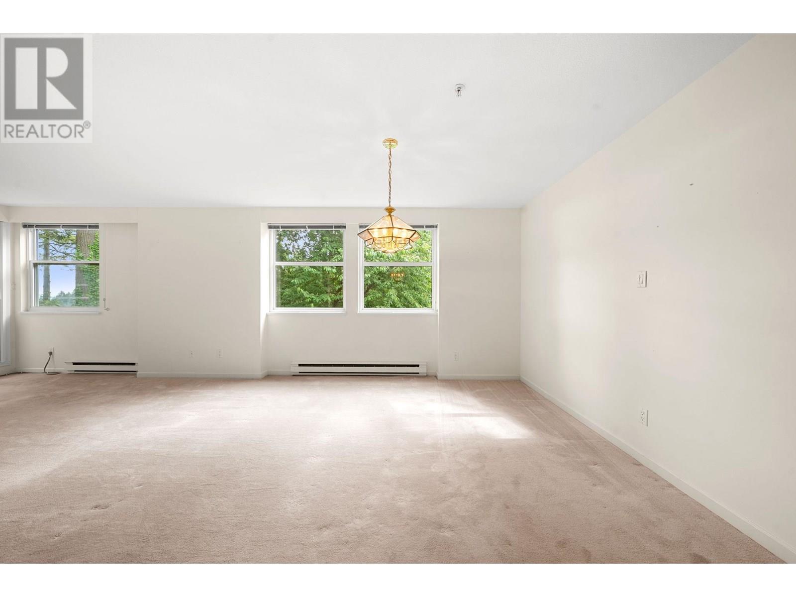 Photo 18 of 13 2425 Edgemont Boulevard, North Vancouver BC
