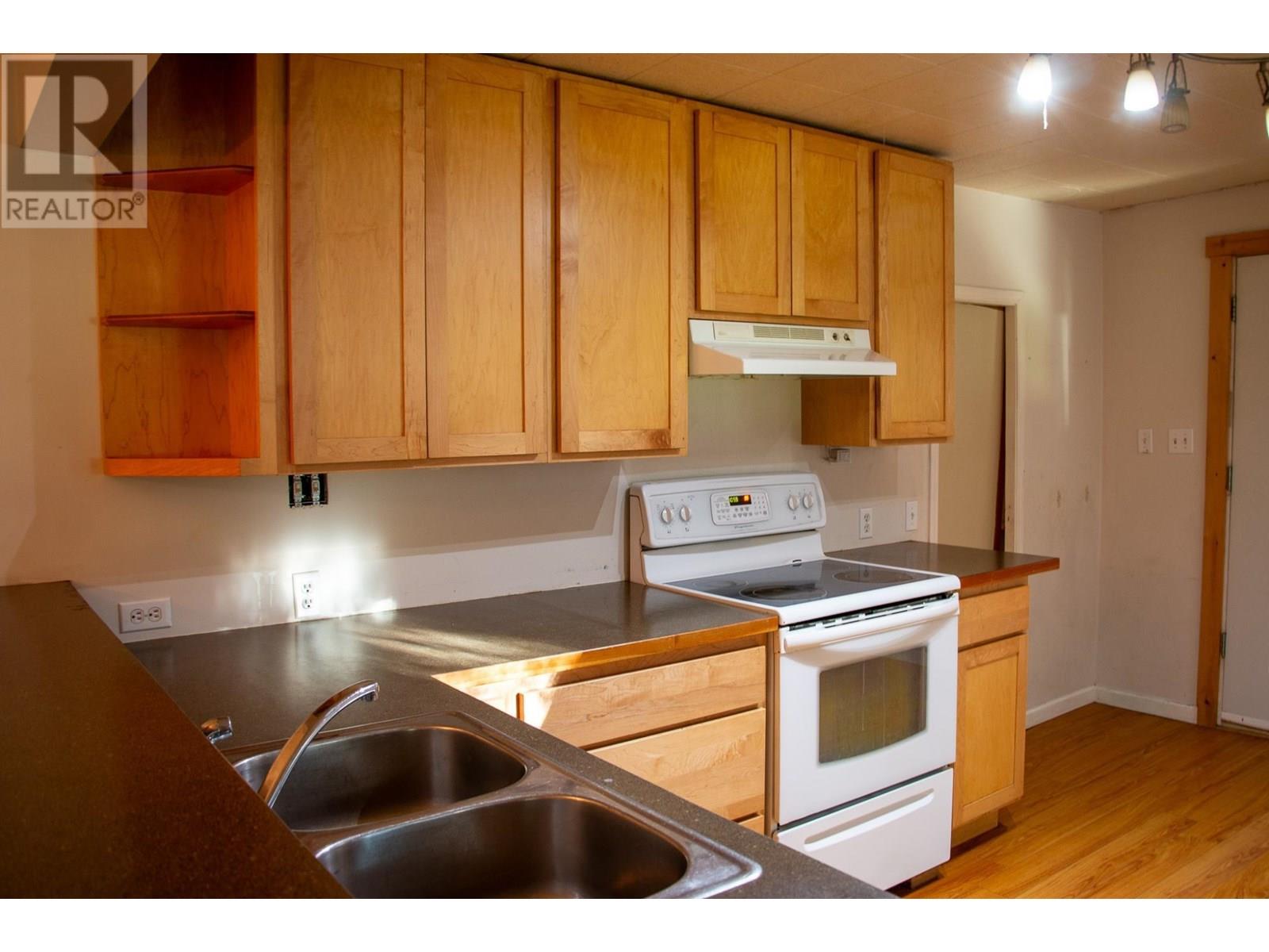 223 Riverside Avenue, Salmo