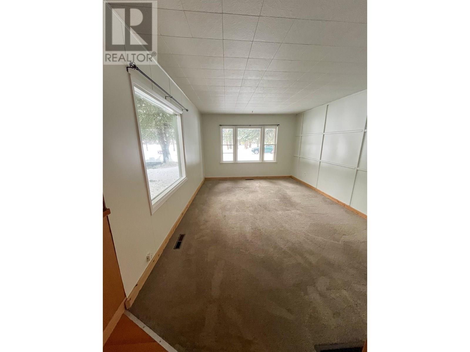 223 Riverside Avenue, Salmo