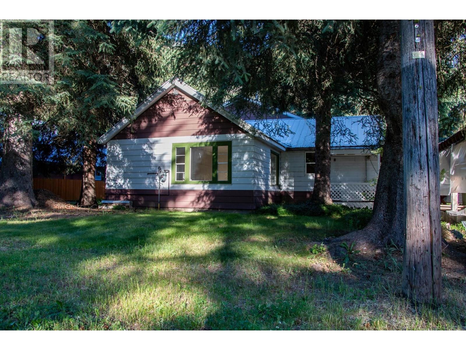 223 Riverside Avenue, Salmo