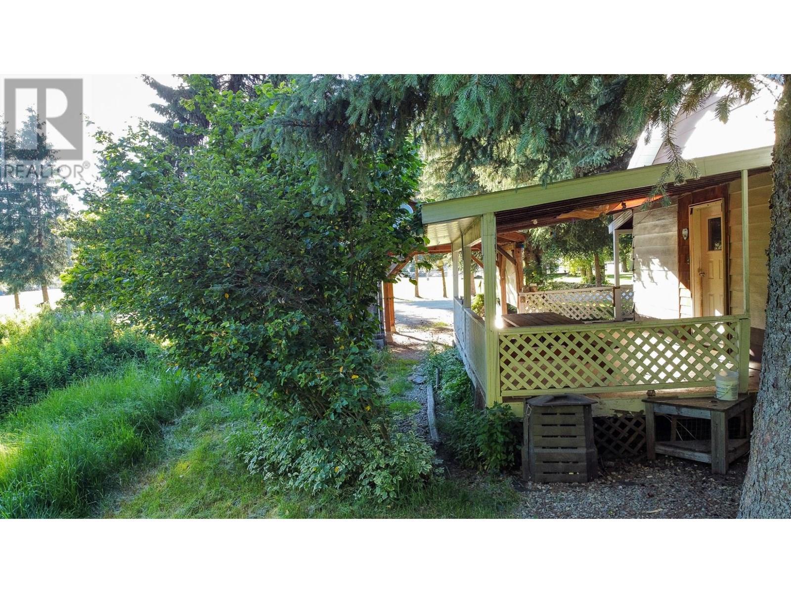 223 Riverside Avenue, Salmo