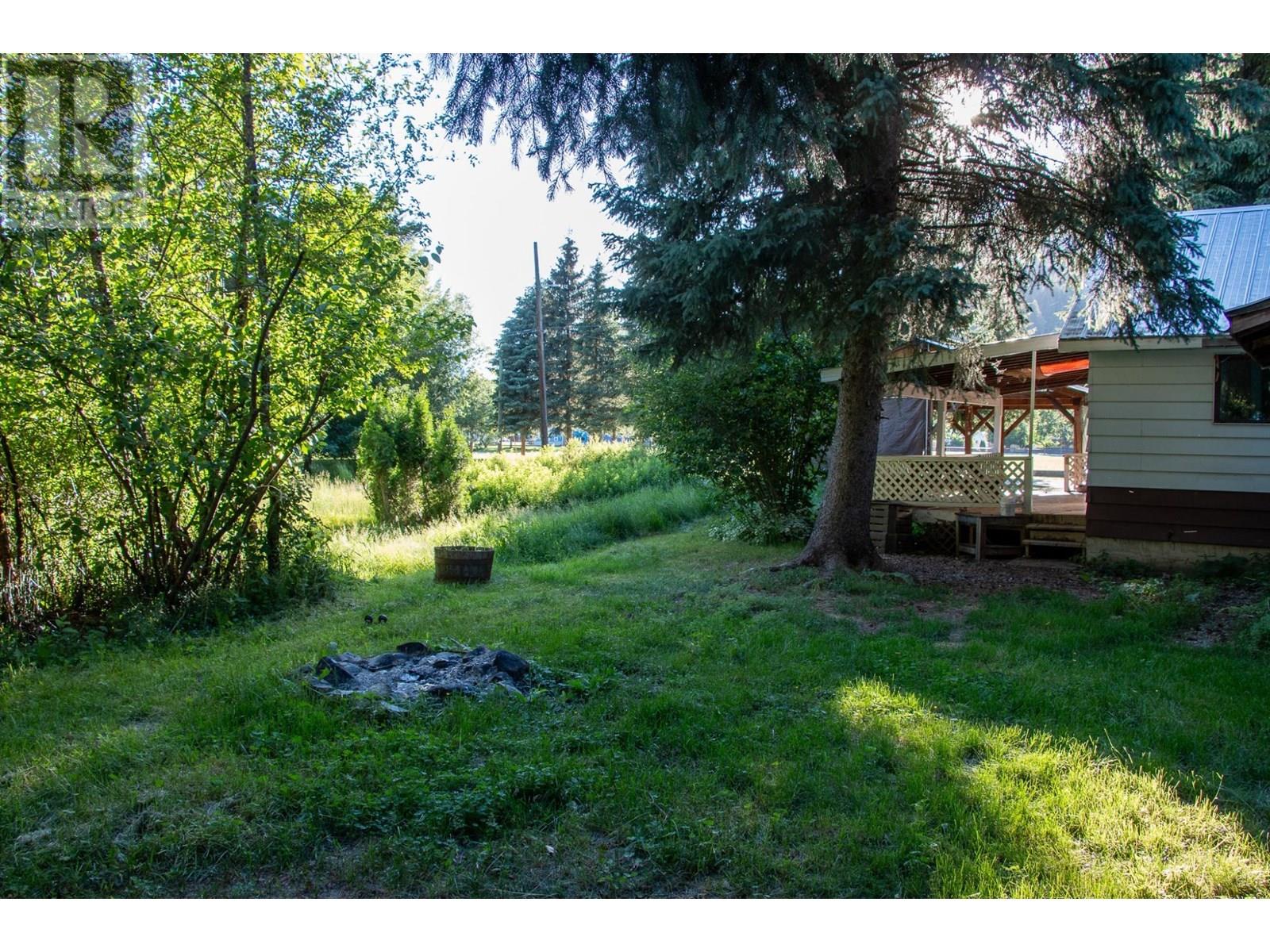 223 Riverside Avenue, Salmo