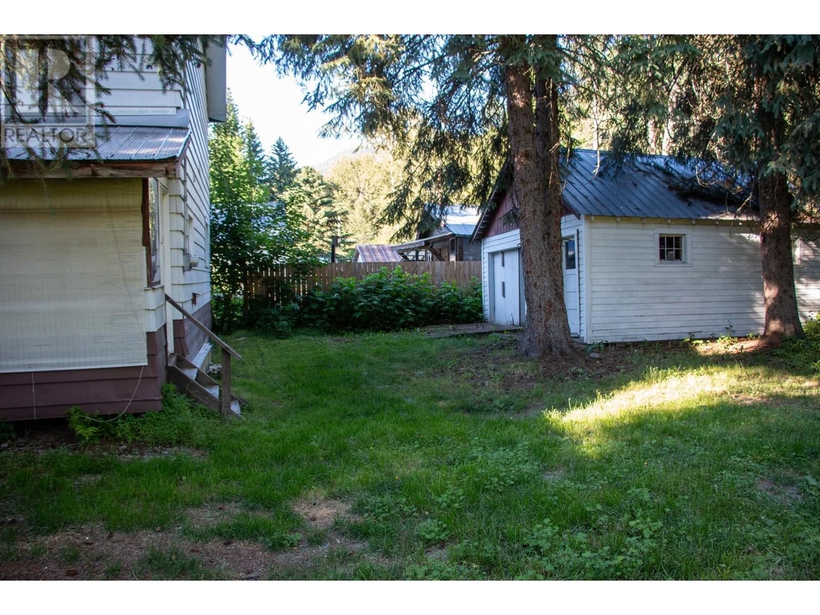 223 Riverside Avenue, Salmo