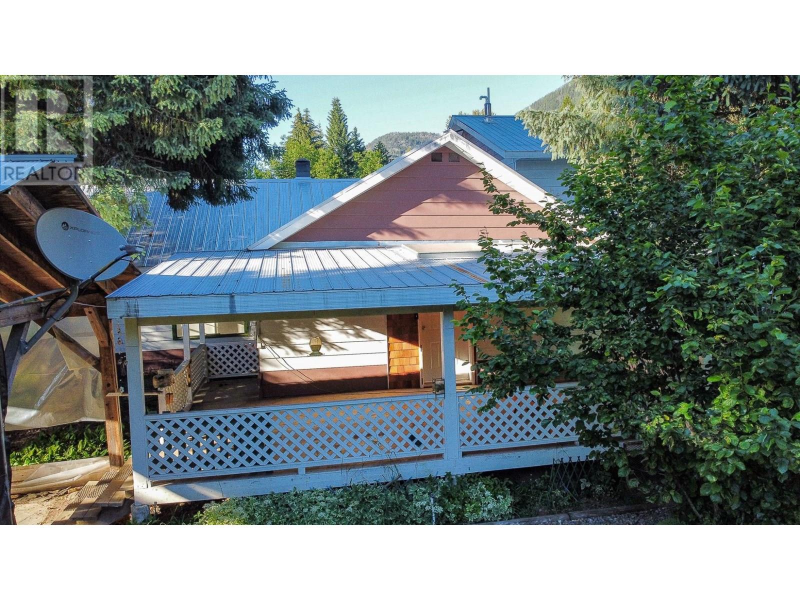 223 Riverside Avenue, Salmo