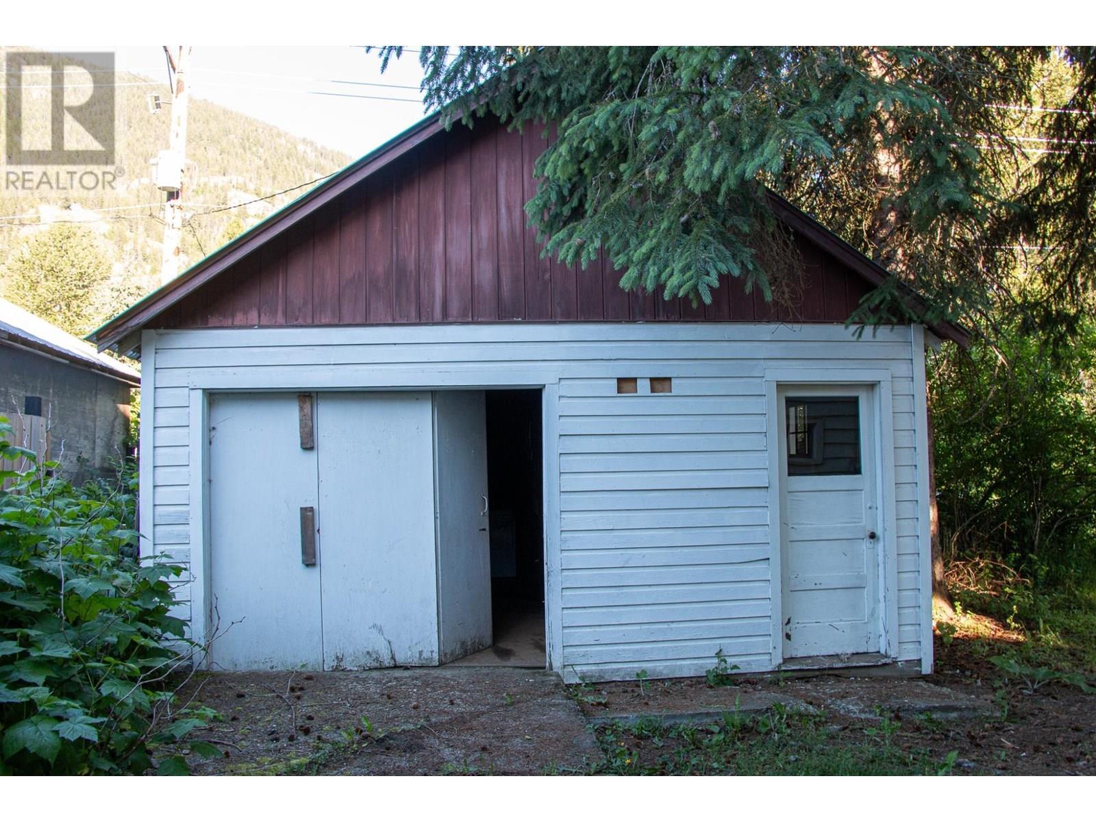 223 Riverside Avenue, Salmo