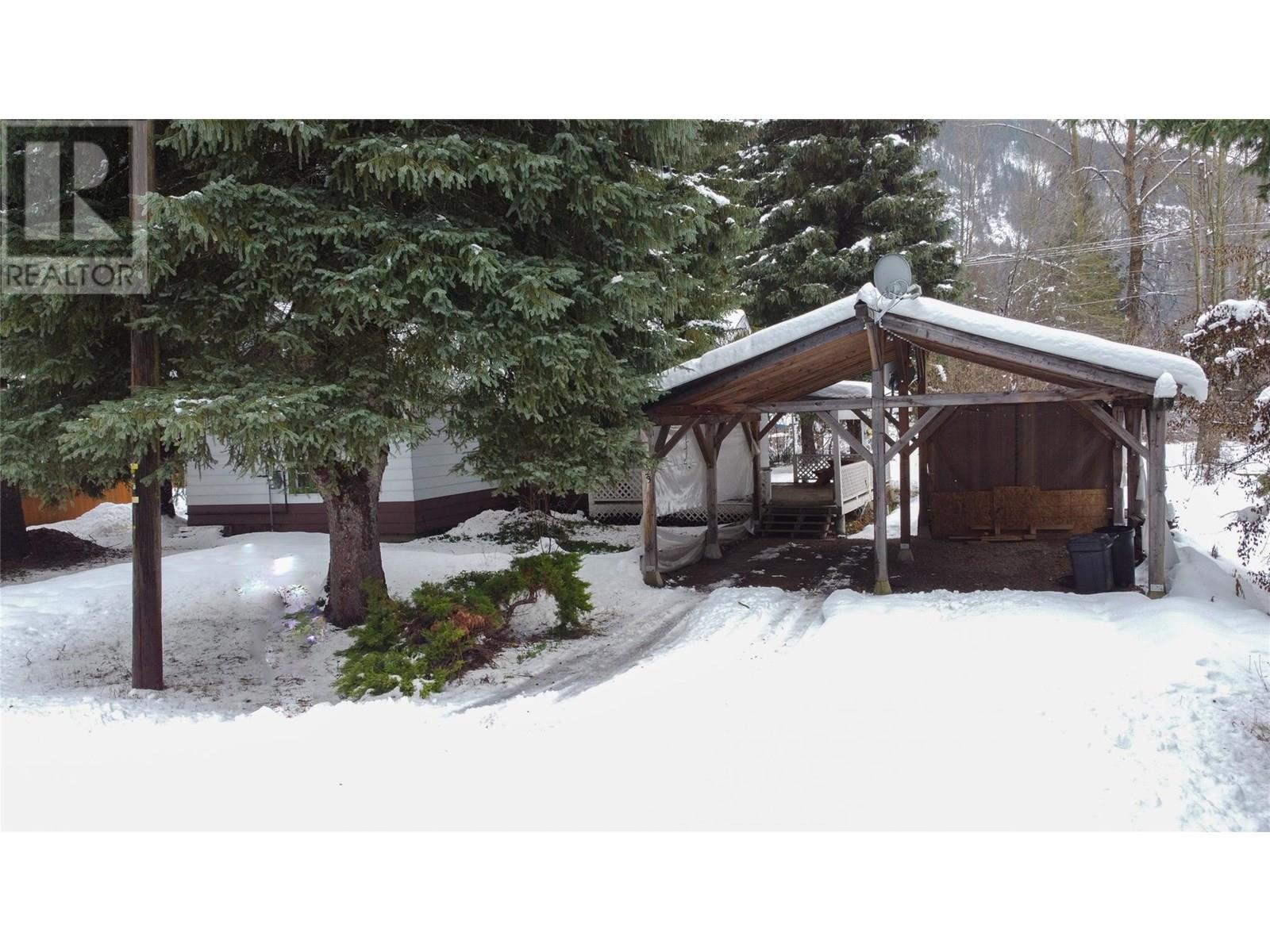 223 Riverside Avenue, Salmo