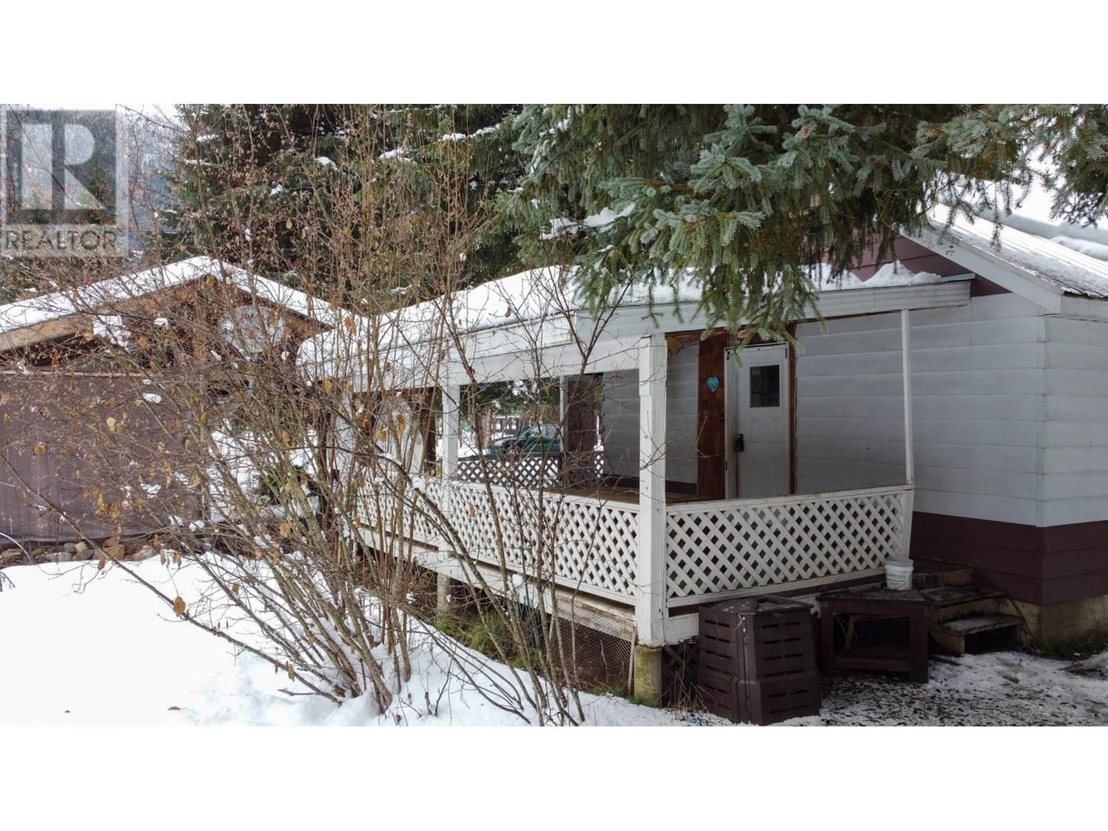 223 Riverside Avenue, Salmo