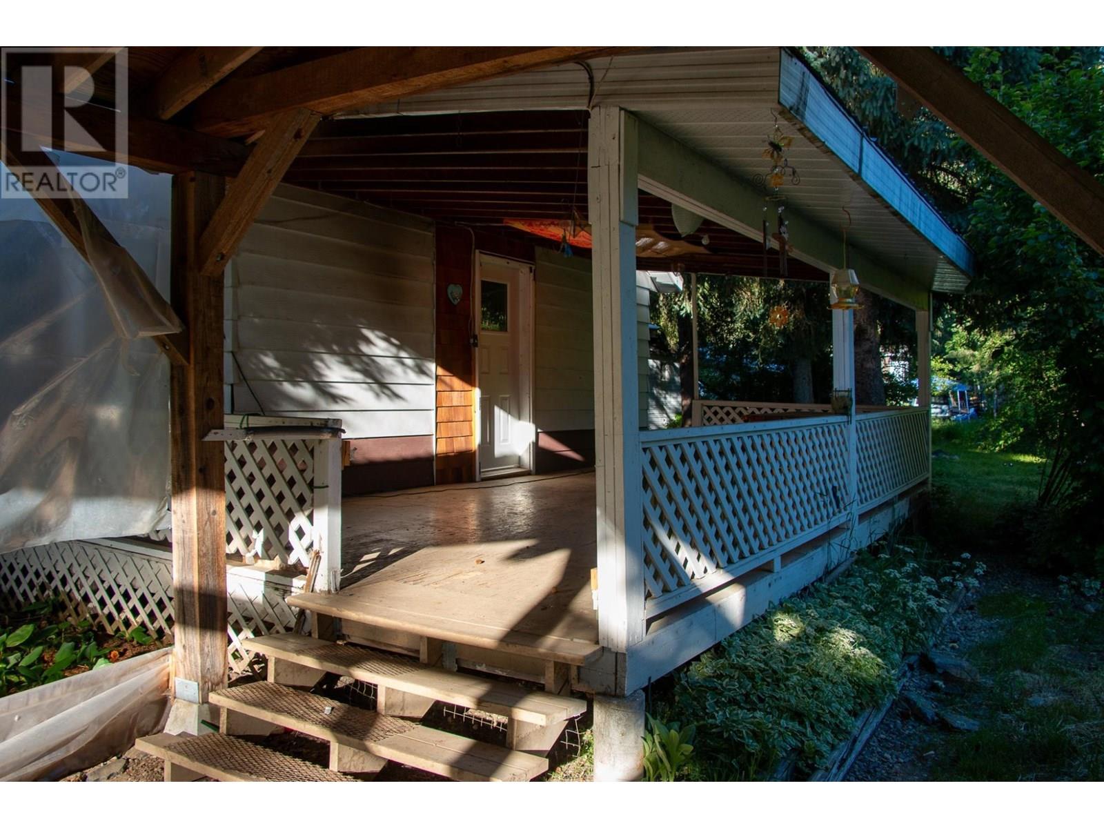 223 Riverside Avenue, Salmo
