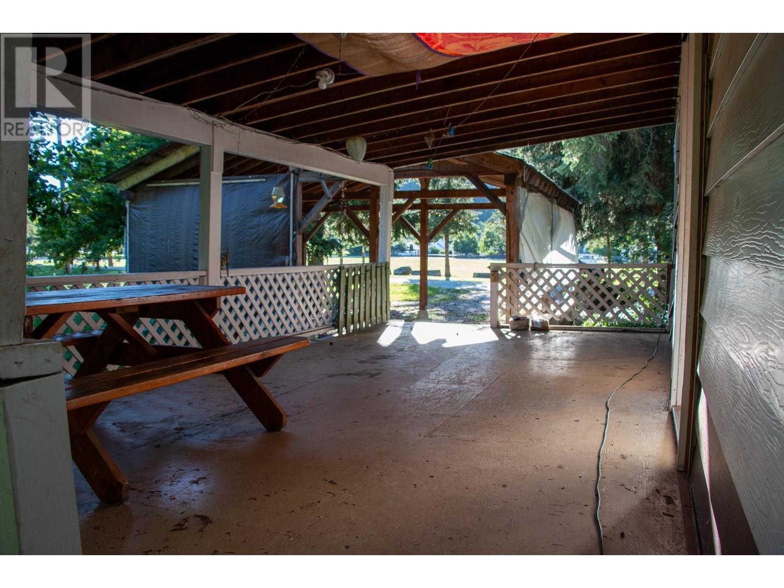 223 Riverside Avenue, Salmo