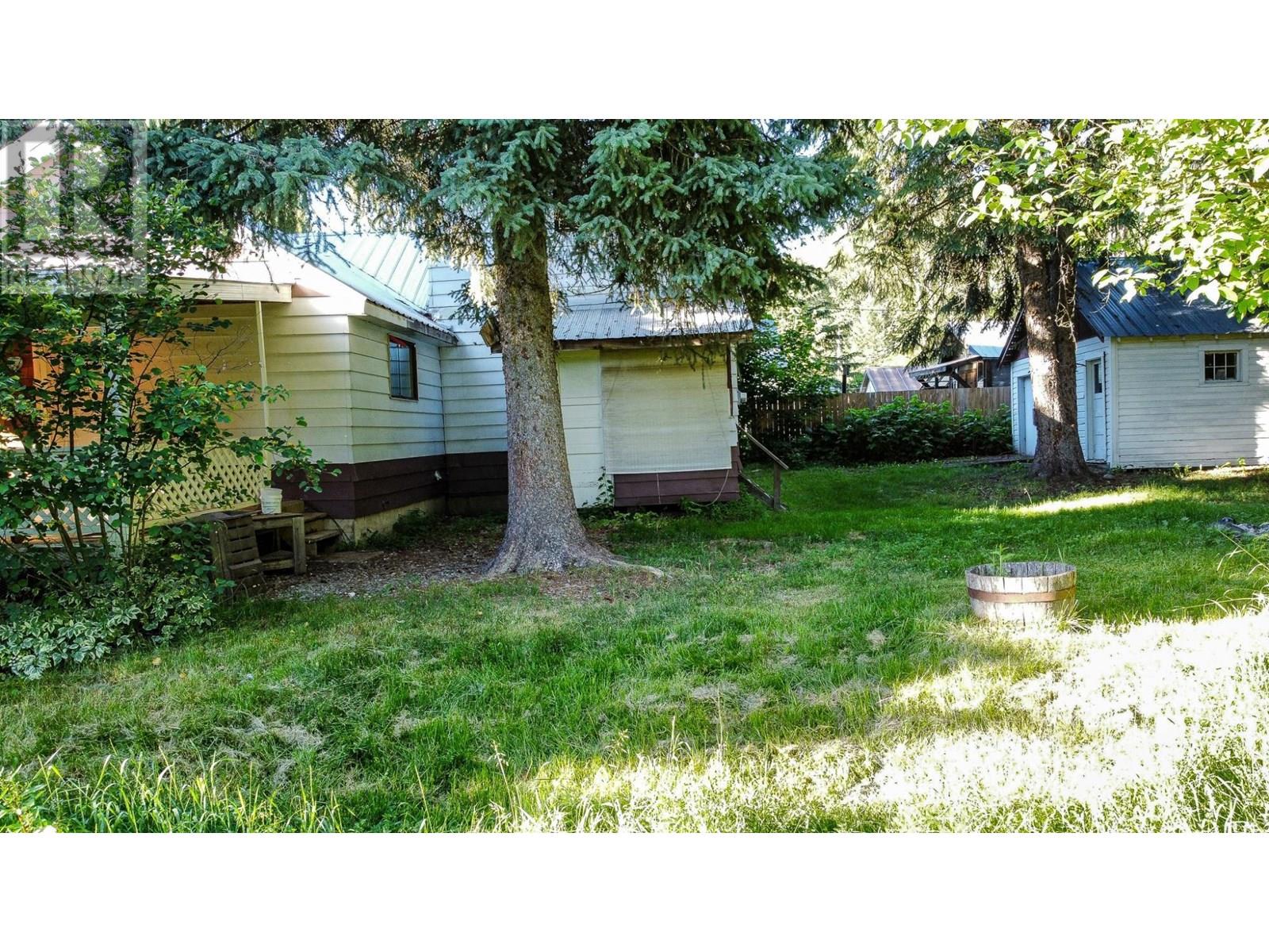 223 Riverside Avenue, Salmo