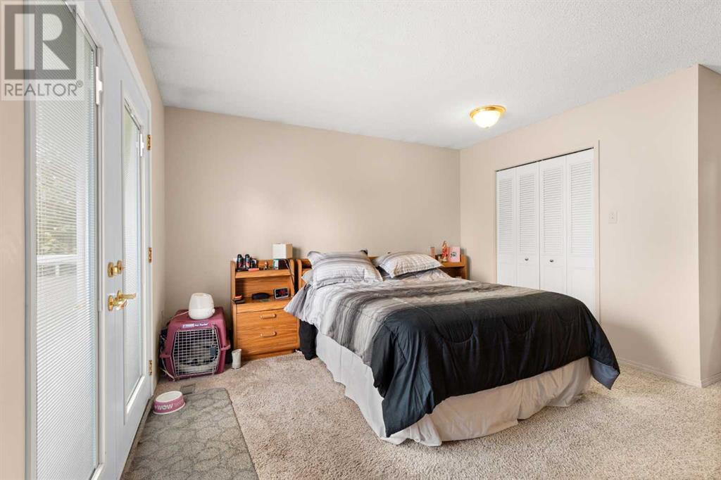 Single Family House 4 Level for Sale in  Sunflower Court SE Connaught Medicine Hat 
