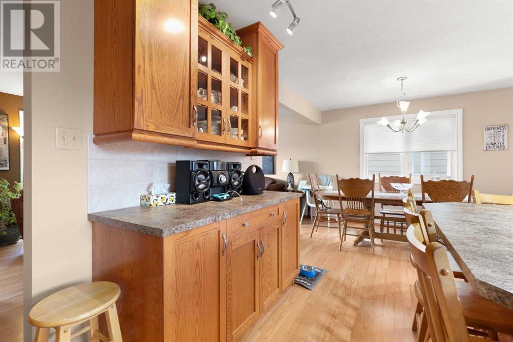 Single Family House 4 Level for Sale in  Sunflower Court SE Connaught Medicine Hat 