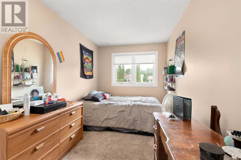 Single Family House 4 Level for Sale in  Sunflower Court SE Connaught Medicine Hat 