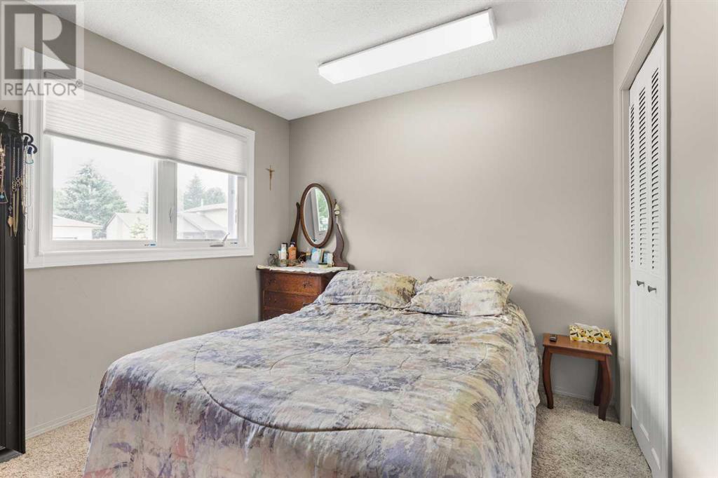 Single Family House 4 Level for Sale in  Sunflower Court SE Connaught Medicine Hat 