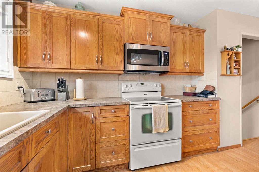 Single Family House 4 Level for Sale in  Sunflower Court SE Connaught Medicine Hat 