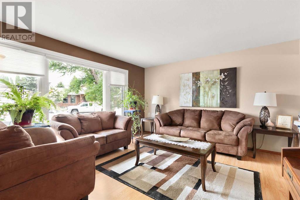 Single Family House 4 Level for Sale in  Sunflower Court SE Connaught Medicine Hat 