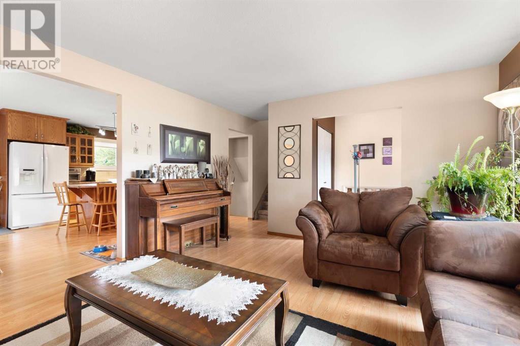Single Family House 4 Level for Sale in  Sunflower Court SE Connaught Medicine Hat 