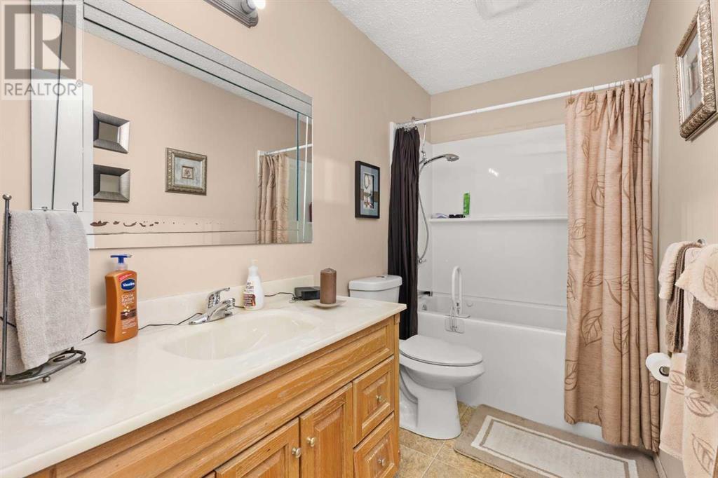 Single Family House 4 Level for Sale in  Sunflower Court SE Connaught Medicine Hat 
