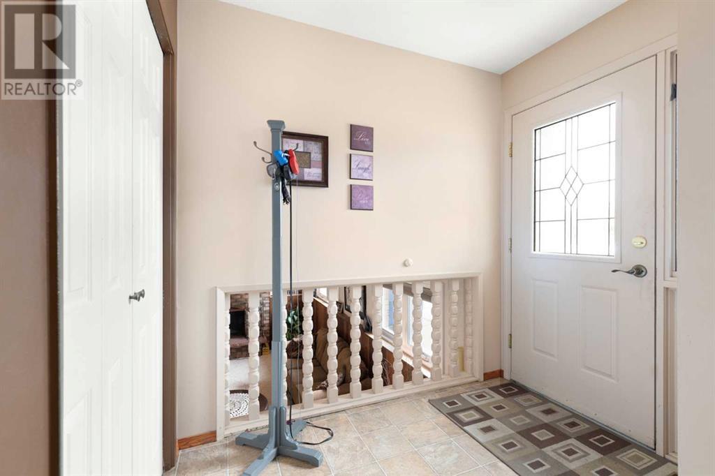 Single Family House 4 Level for Sale in  Sunflower Court SE Connaught Medicine Hat 