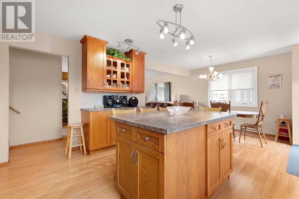 Single Family House 4 Level for Sale in  Sunflower Court SE Connaught Medicine Hat 