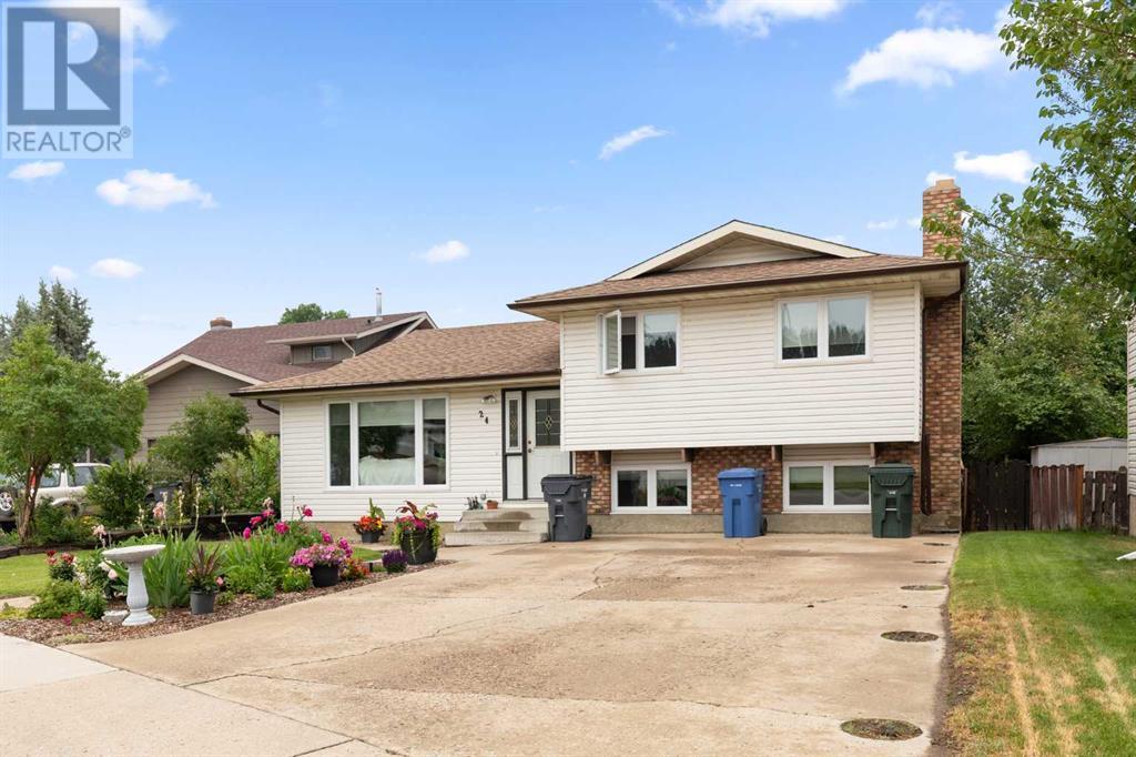 Single Family House 4 Level for Sale in  Sunflower Court SE Connaught Medicine Hat 