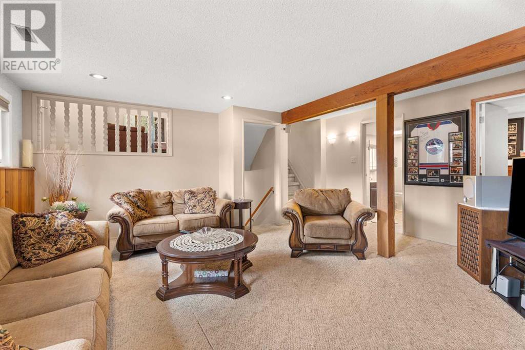 Single Family House 4 Level for Sale in  Sunflower Court SE Connaught Medicine Hat 