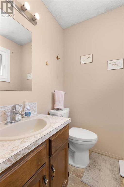 Single Family House 4 Level for Sale in  Sunflower Court SE Connaught Medicine Hat 
