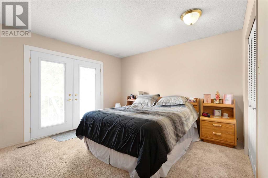 Single Family House 4 Level for Sale in  Sunflower Court SE Connaught Medicine Hat 