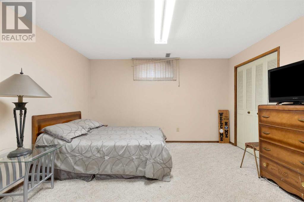 Single Family House 4 Level for Sale in  Sunflower Court SE Connaught Medicine Hat 